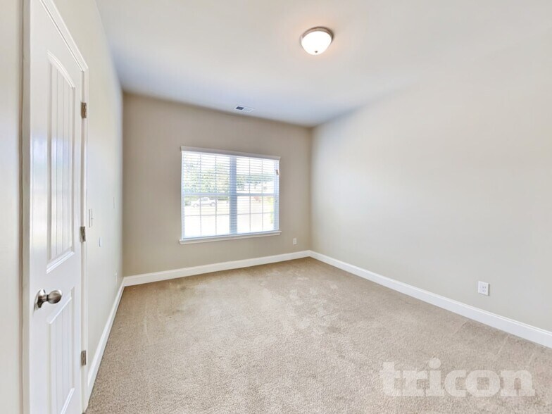 Building Photo - 301 Scenic View Ln
