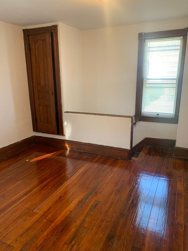 Building Photo - Spacious Duplex with hardwood floors and g...