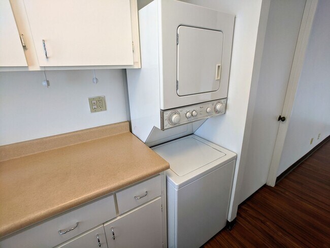 Building Photo - Golf Course, DH View 2 BR / 2 Bath w/2 Assigned Parking @ Fairway House