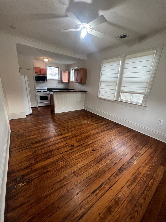 Building Photo - AVAILABLE JUNE 2026 3BR / 2BA in University Area, hardwood floors & natural light