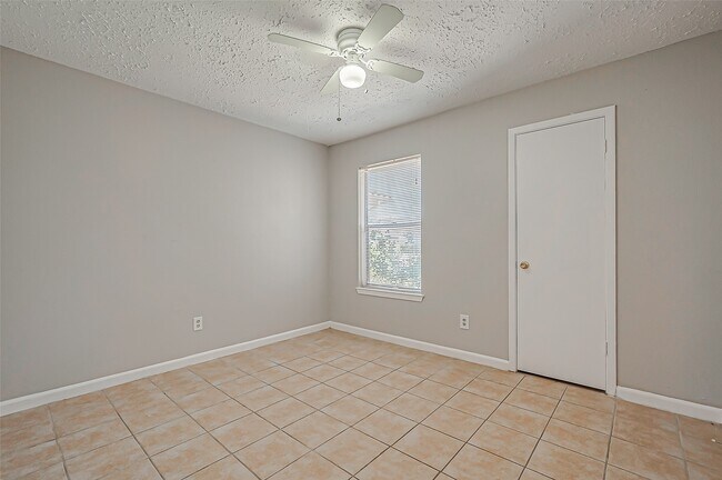 Building Photo - 7111 Village Lake Dr