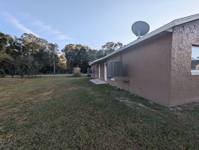 Building Photo - Nice 2/2 duplex in Crystal River