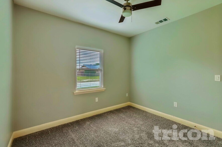 Building Photo - 5617 Kerry Ln