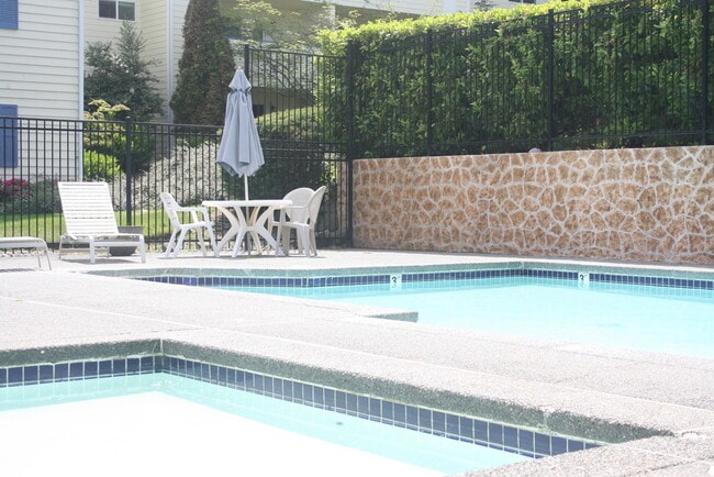 Building Photo - Top floor, 2drm, 2 full bath, open floor plan, pool, water, sewer, garbage included in rent