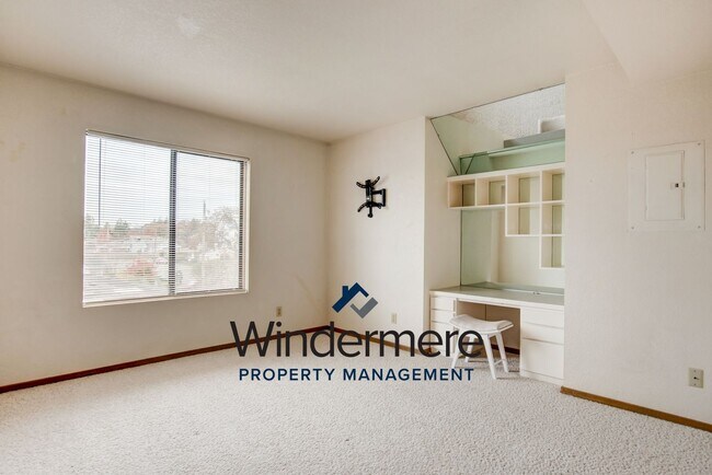 Building Photo - 3 bed 2 bath Condo with a View!