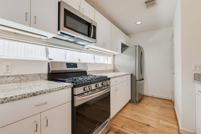 Building Photo - 1637 Tuam St