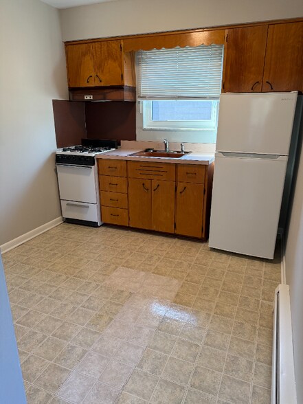 Building Photo - 652 E Main St