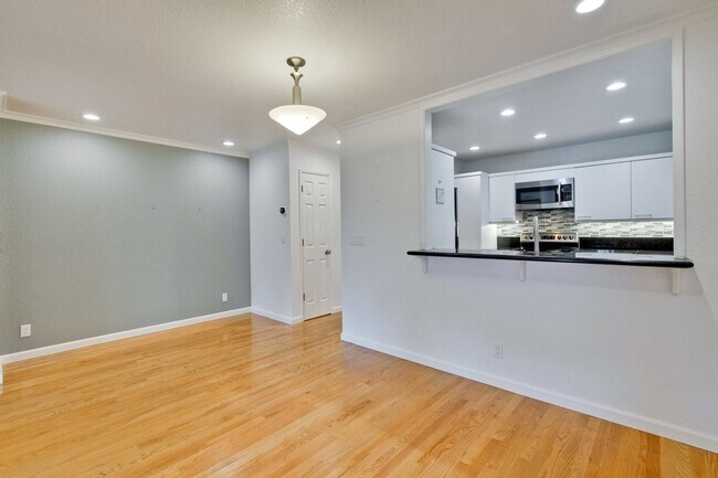 Building Photo - 2-Suite Townhome in Whisman Station Area | Easy Access to 101/237/85