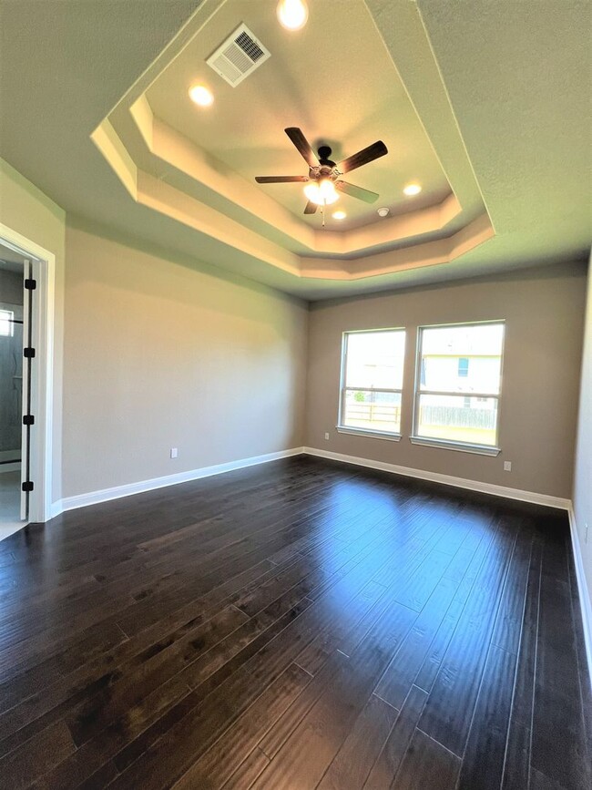 Building Photo - Georgeous 5-Bedroom in the Three Points Community