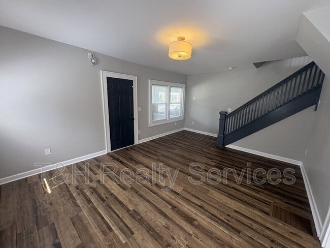 Building Photo - 637 N Gray St