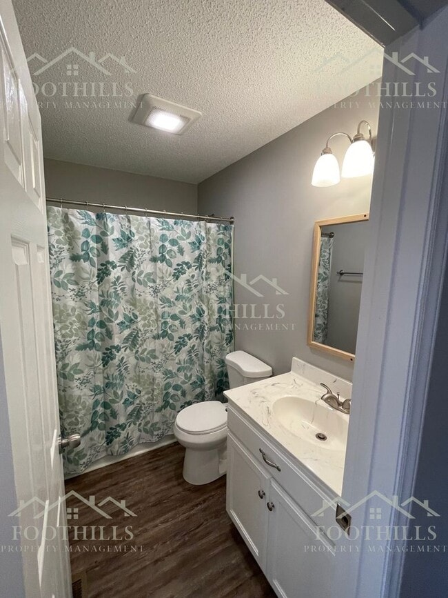 Building Photo - 2-Bedroom Home with Fenced Backyard and Ap...