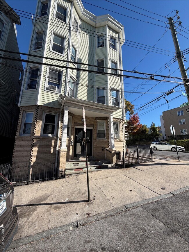 Building Photo - 31 Spruce St