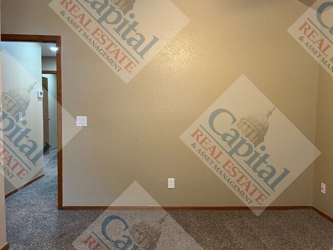 Building Photo - Charming 3 Bedroom