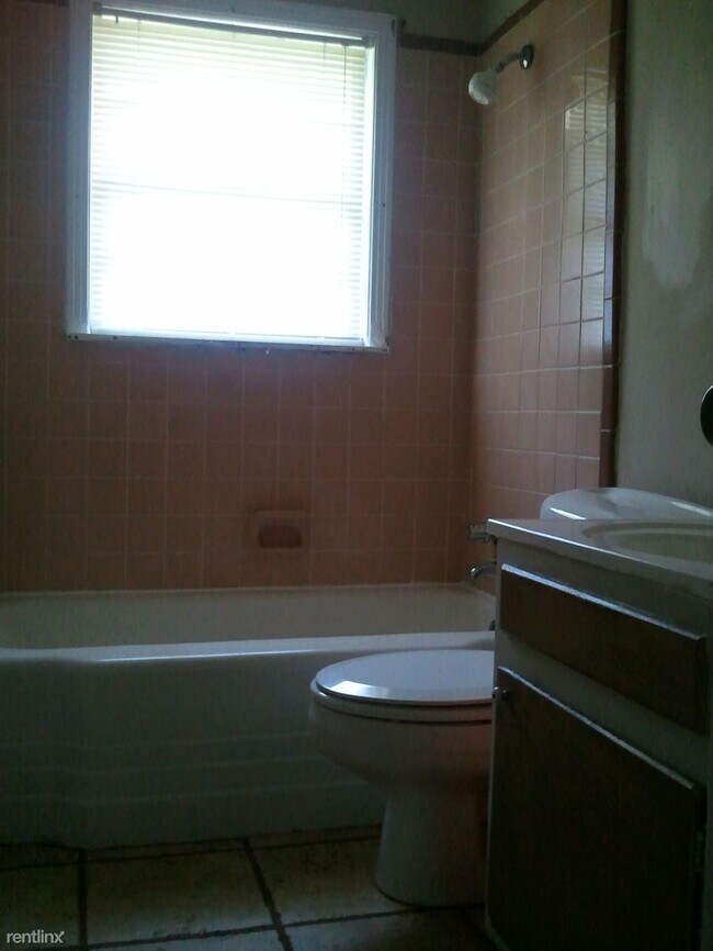 Building Photo - 3 br, 1 bath House - 722 Carter Dr