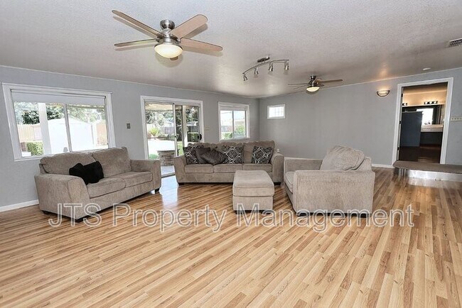 Building Photo - 2128 W La Loma Dr