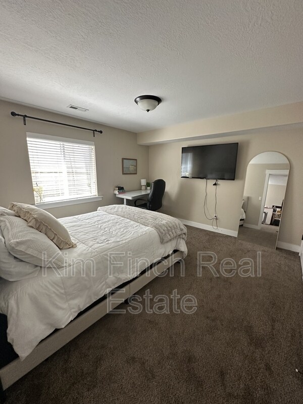 Building Photo - 201 Red Pine Dr