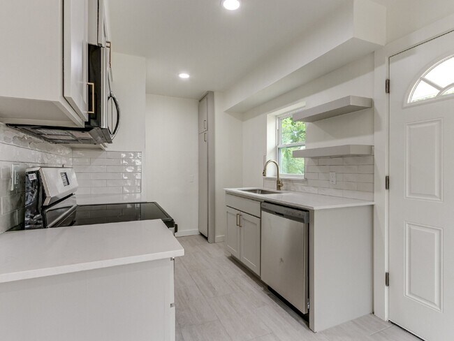Building Photo - 1-Bedroom Apartment for Rent Near Midtown