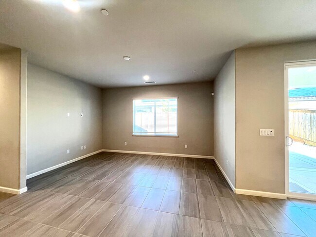 Building Photo - Charming 3 bedroom, 2 Bath Home
