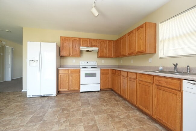 Building Photo - Lovely home situated on a cul-de-sac