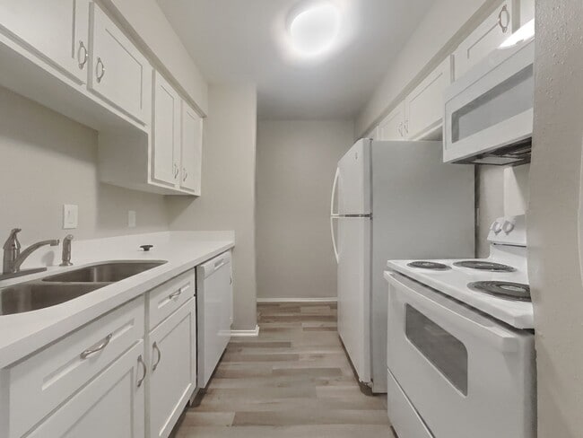 Building Photo - 5625 Antoine Dr