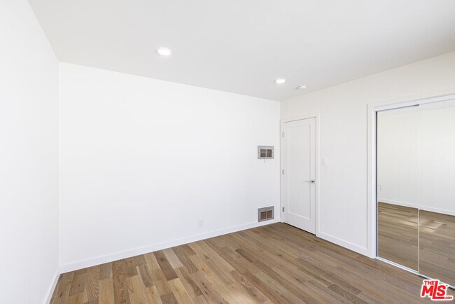 Building Photo - 1026 6th St