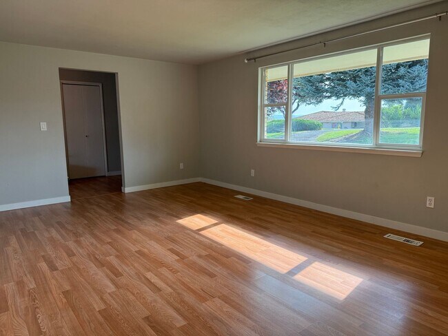 Building Photo - Spacious 3 Bedroom Home with Large Yard & ...