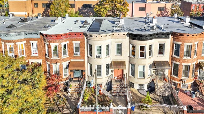 Building Photo - Spacious and Bright Renovated Parlour 2 BR/1BA with  Exclusive Backyard Access