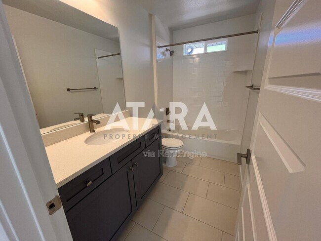 Building Photo - 909 Sagehill Dr