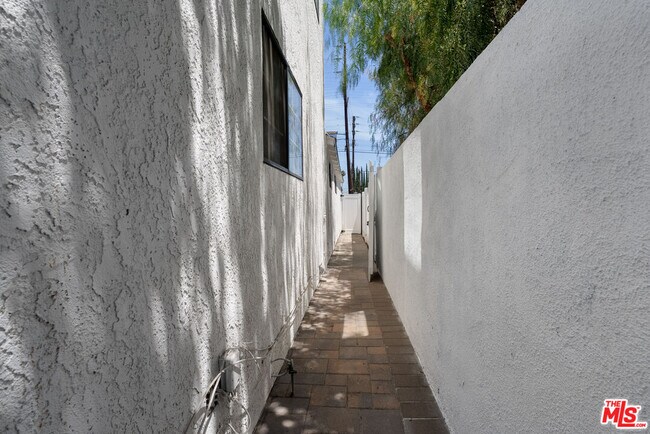 Building Photo - 5541 Fallbrook Ave