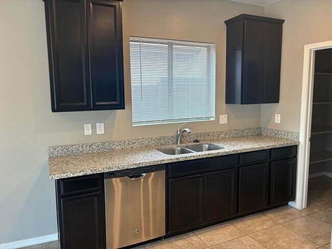 Building Photo - **BEAUTIFUL 3 BEDROOM/3 BATHROOM HOME LOCATED IN EASTMARK (ELLSWORTH & RAY)**