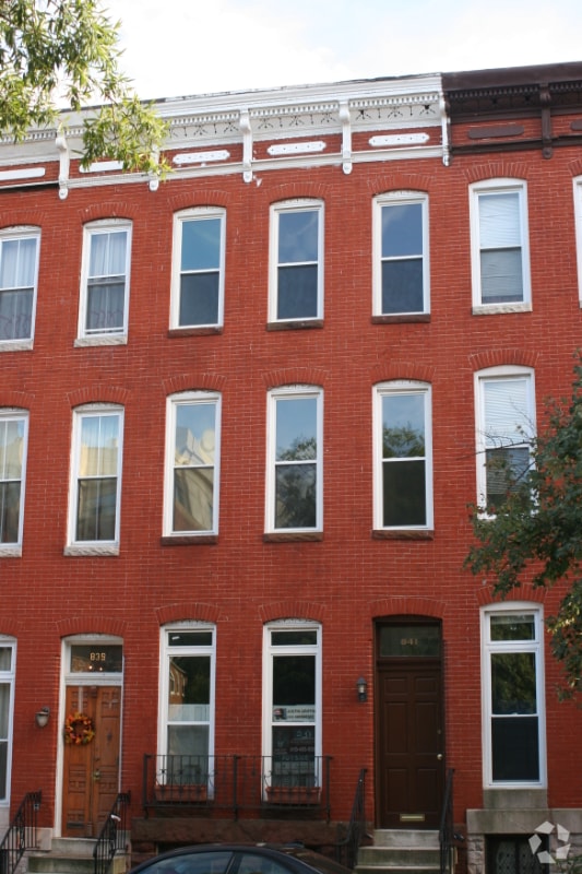Building Photo - 843 Hollins St