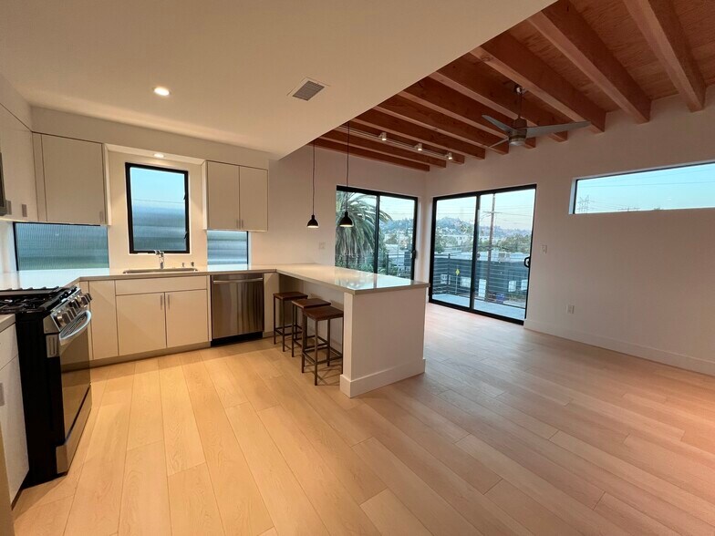Building Photo - 2076 Blake Ave