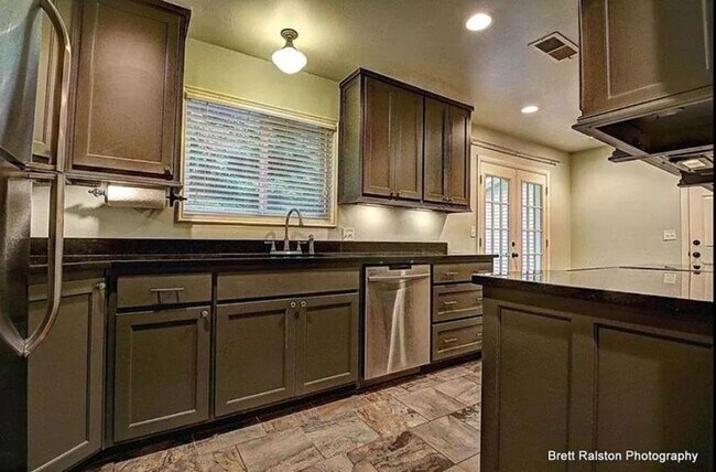 Building Photo - Available August 1st!  3-Bedroom, 1-Bathroom Home, Near Downtown Fayetteville