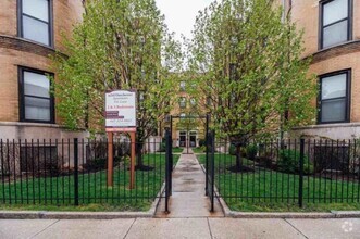 Building Photo - 2 bedroom in Chicago IL 60637