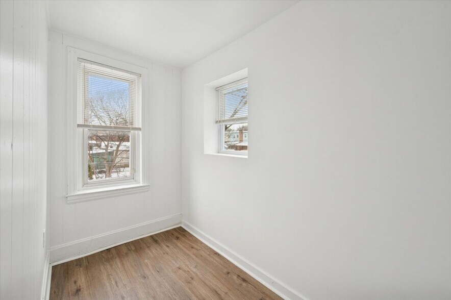 Building Photo - 1124 W 9th St