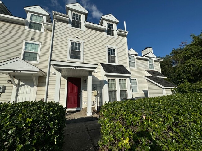 Building Photo - Stunning 2 Bed 2.5 Bath Interior Townhome In Newgate Community