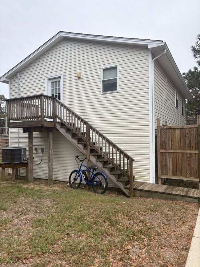 Building Photo - 1 Bedroom 1 Bath Available Now for Year Round Rental! $975/mo