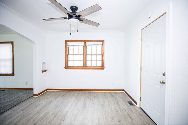 Building Photo - Beautiful three bedroom home with fenced i...