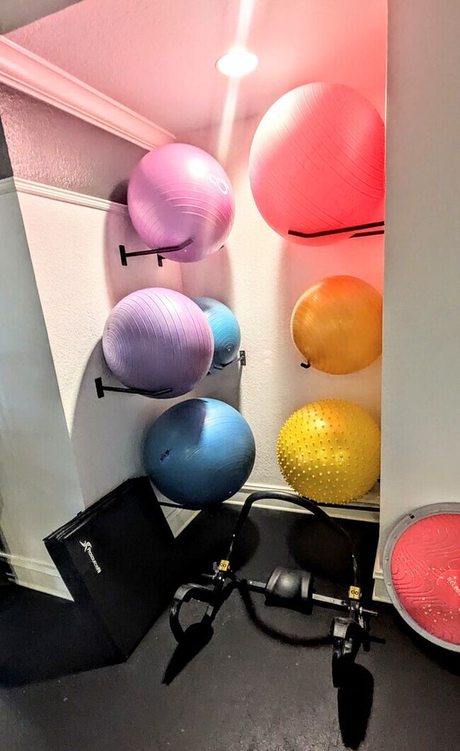 Building Photo - ANNUAL TURNKEY FURNISHED downtown Sarasota in luxury condominium!