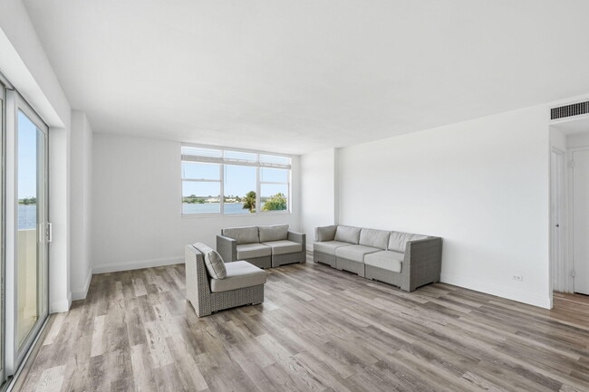 Building Photo - 2800 N Flagler Dr