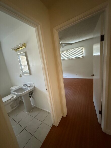 Building Photo - 9520 Hayvenhurst Ave