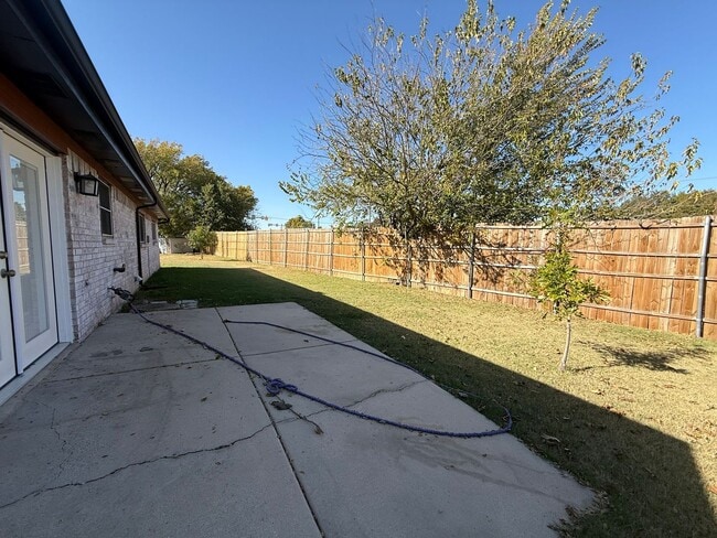 Building Photo - Brick 4 bed 2 bath 2 car Garage & Mature t...