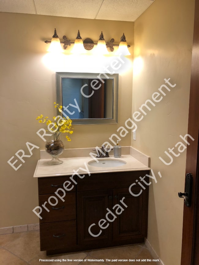 Building Photo - Large 2 bed / 1 bath Condo on North End of Town