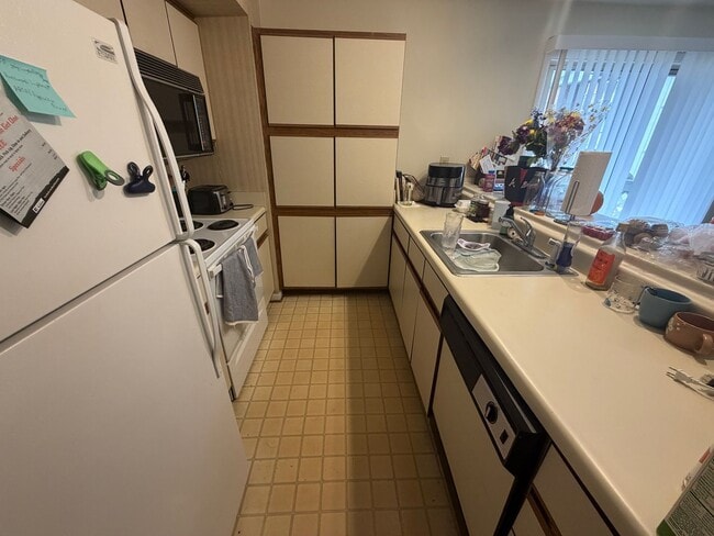 Building Photo - Spacious & Convenient Townhome Near Virginia Tech