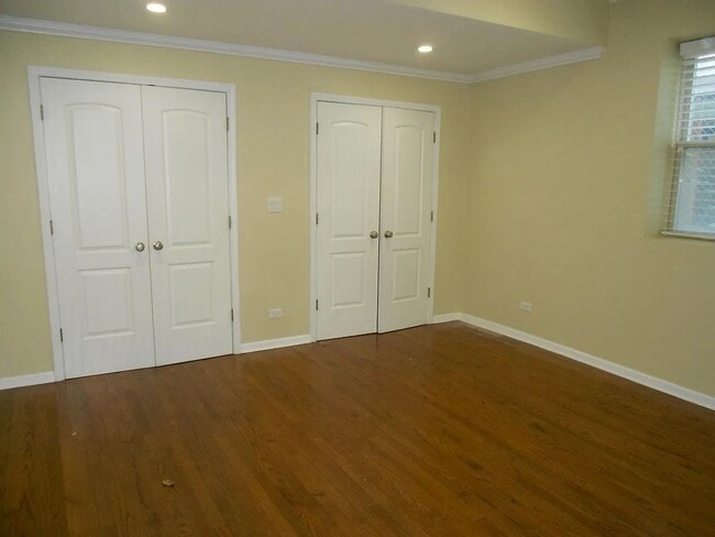 Building Photo - Spacious Apartment in Chicago (Roger's Park)