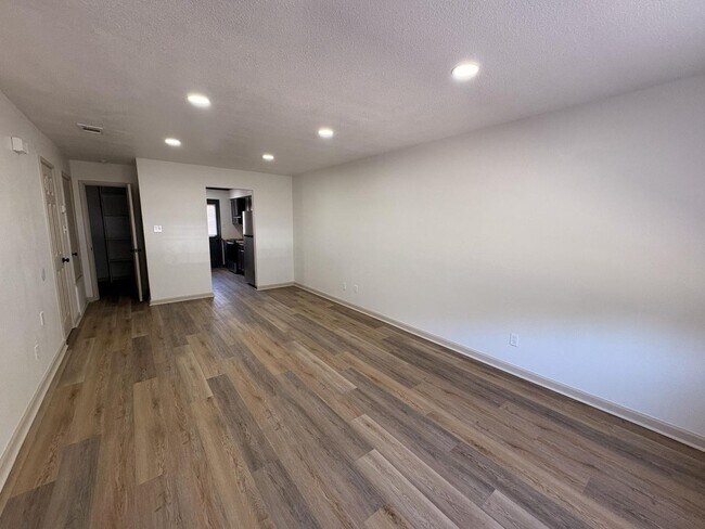 Building Photo - WaveHaus