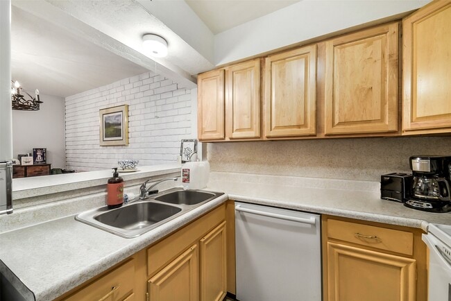 Building Photo - 923 Wax Myrtle Ln