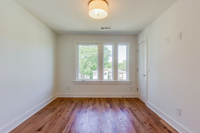 Building Photo - 1822 16th Ave N