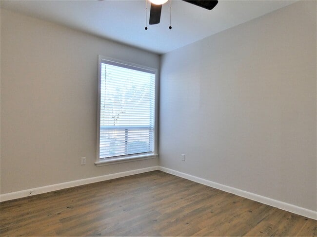 Building Photo - 606 Golfview Dr