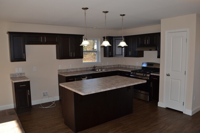 Building Photo - Beautiful Bi-level  Home w/ 2 car Garage and Central AC. One Pet OK!